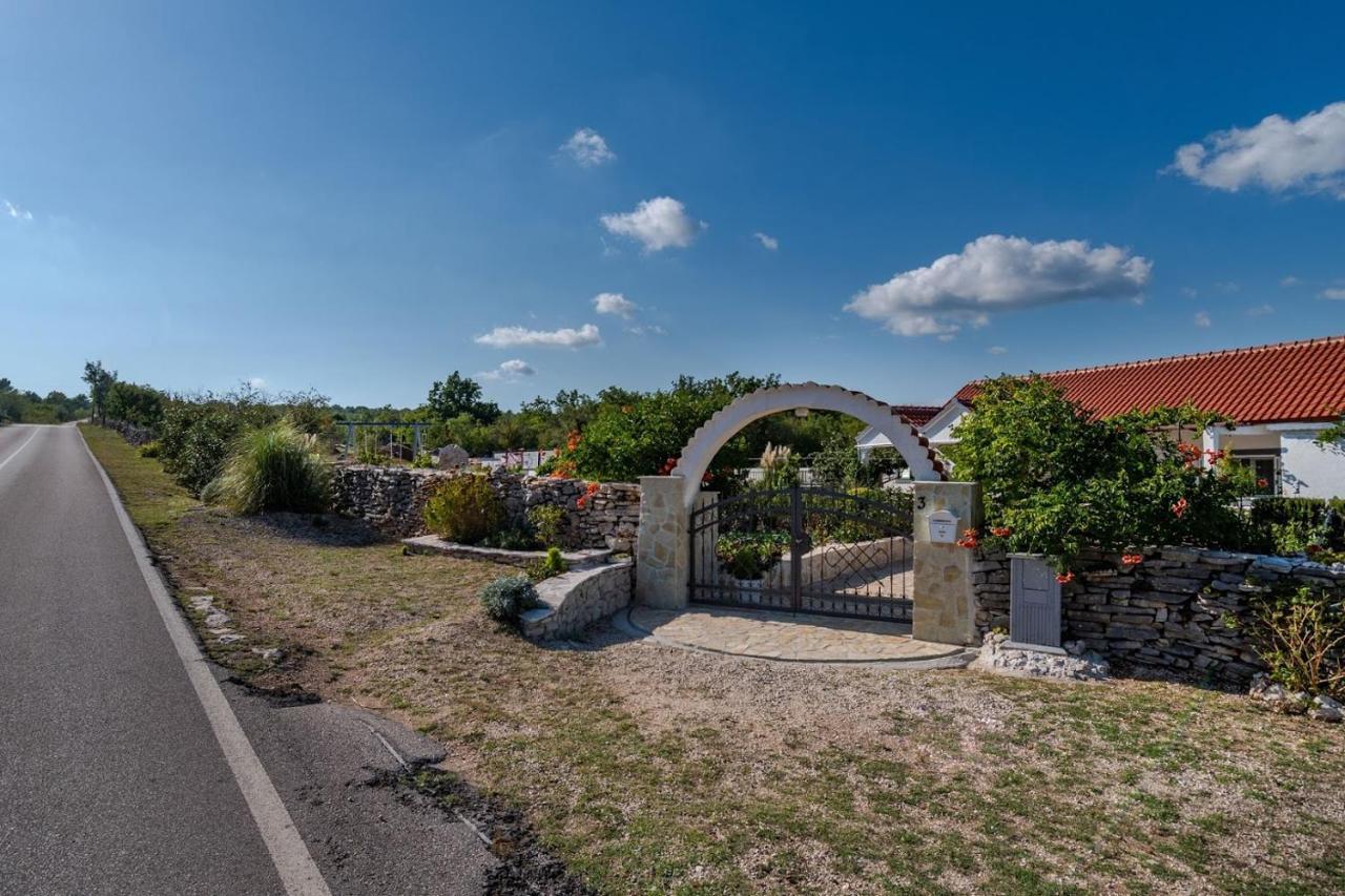 Вилла House Camellia With Fenced Pool And Playground Blizna Donja Экстерьер фото
