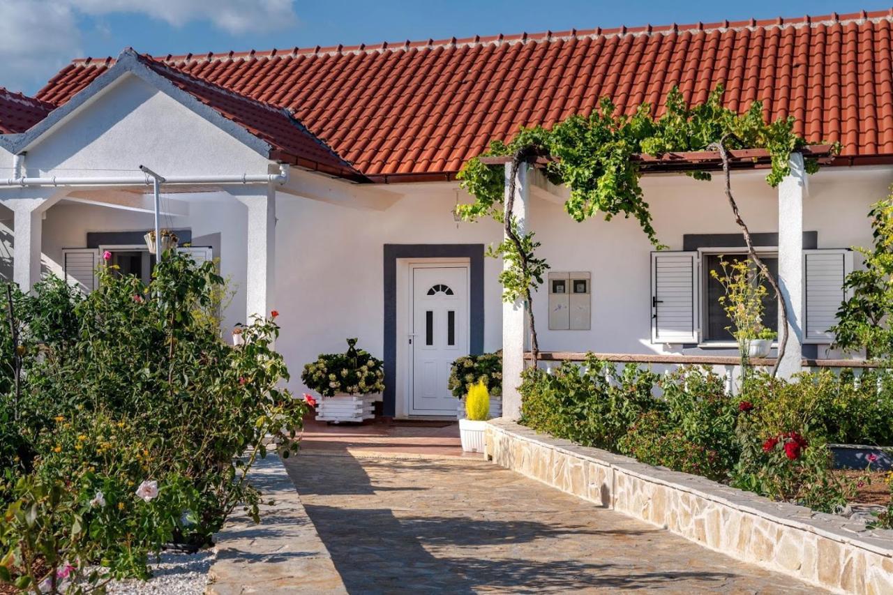 Вилла House Camellia With Fenced Pool And Playground Blizna Donja Экстерьер фото