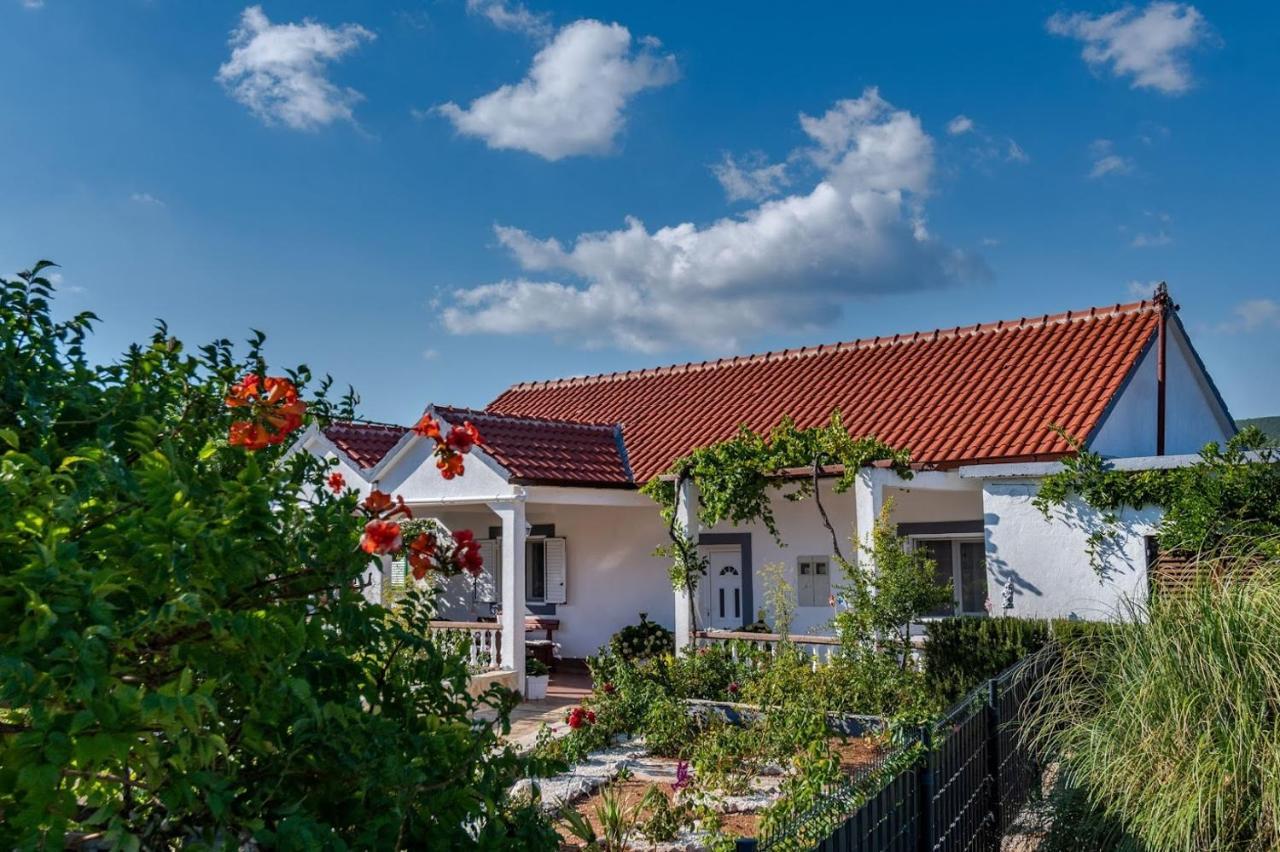 Вилла House Camellia With Fenced Pool And Playground Blizna Donja Экстерьер фото